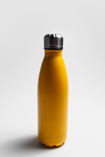 Closeup de garrafa de água ecológica reutilizável de amarelo sobre fundo branco do estúdio