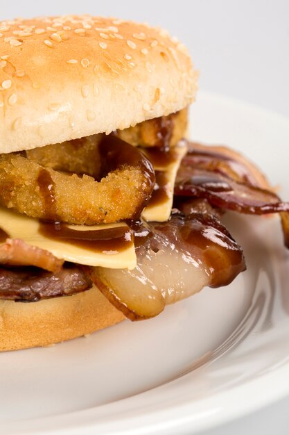 Foto closeup de grande sanduíche saboroso com bacon.
