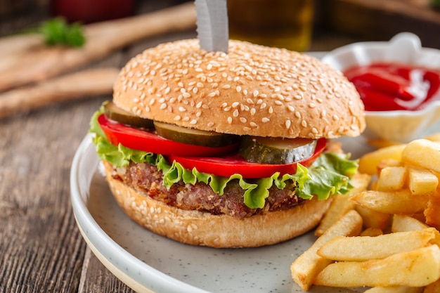 Closeup de hambúrguer americano clássico com batatas fritas