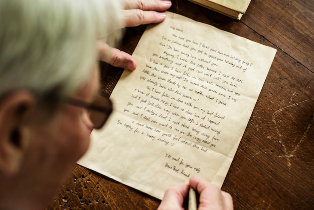 Foto closeup, de, homem sênior, letra escrita