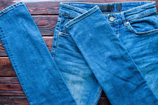 Closeup de jeans azul sobre fundo de madeira