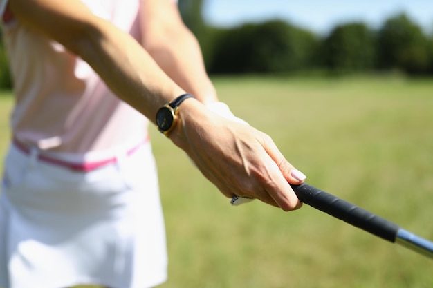 Closeup de jogador de golfe com motorista teeingoff no campo de golfe de competição de torneio para o vencedor