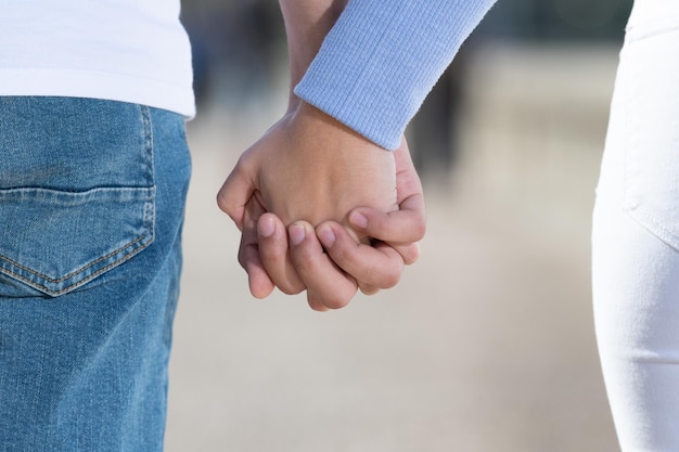 Closeup de jovem casal de mãos dadas