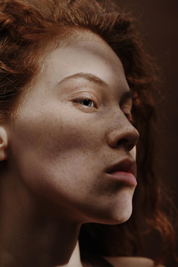 Closeup de jovem com cabelo vermelho e sardas no rosto com beleza natural