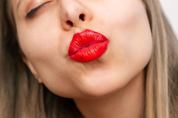 Closeup de lábios femininos beijando uma tela Foto recortada de uma jovem mandando um beijo com os lábios