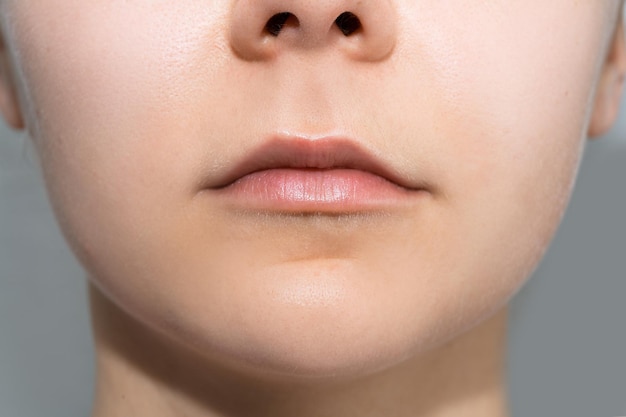 Closeup de lábios femininos naturais sem maquiagem