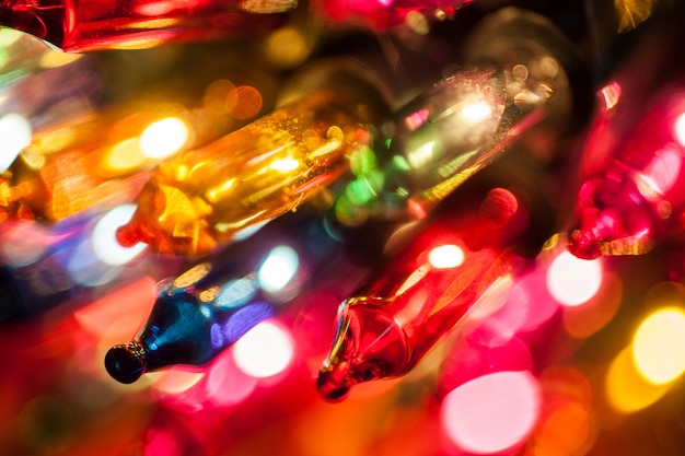 Foto closeup de lâmpadas de luzes de árvore de natal em bokeh colorido