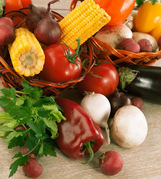 Closeup de legumes frescos na mesa o conceito de alimentação saudável