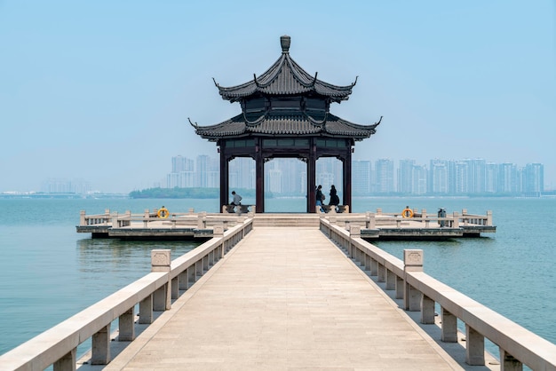 Closeup de ligong causeway pelo lago jinji em suzhou