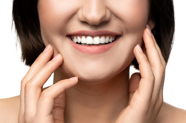 Closeup de lindo sorriso feminino com dentes brancos