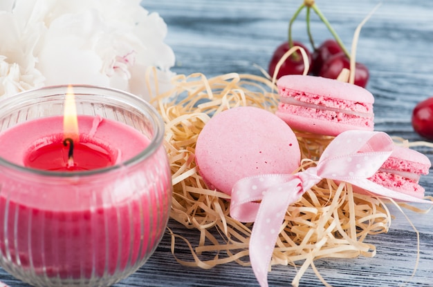 Closeup de macaroons rosa em azul