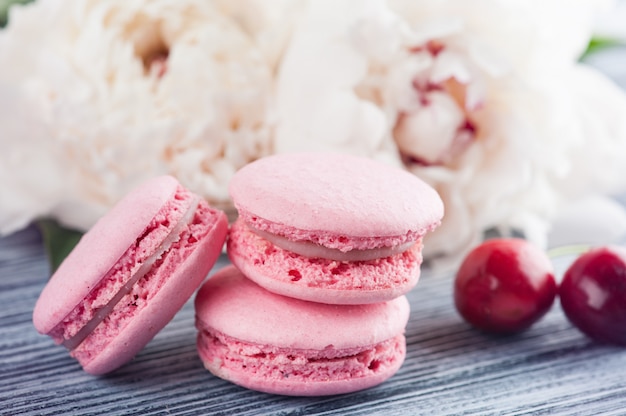 Closeup de macaroons rosa sobre fundo azul