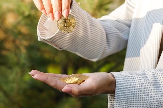 Foto closeup de mão segurando o espaço de cópia de bitcoin dourado para investimento eletrônico de dinheiro digital comercial de criptomoeda retrato recortado de empresária segurando bitcoin e mostrando para a câmera