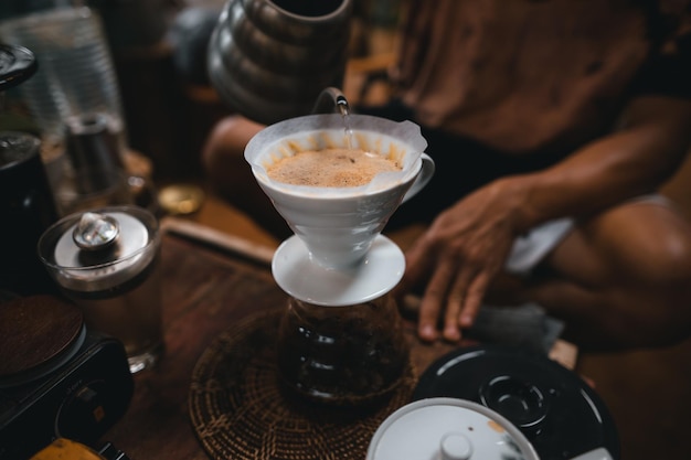 Closeup de mãos barista fazer café