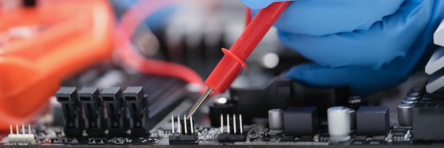 Closeup de mãos de microcircuitos eletrônicos de soldagem