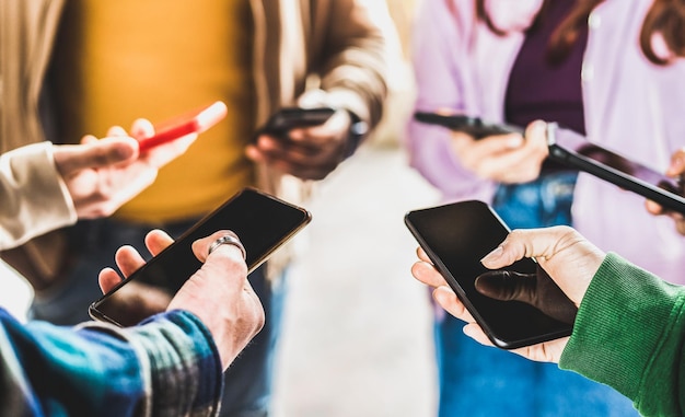 Closeup de mãos de pessoas usando dados em telefones inteligentes móveis