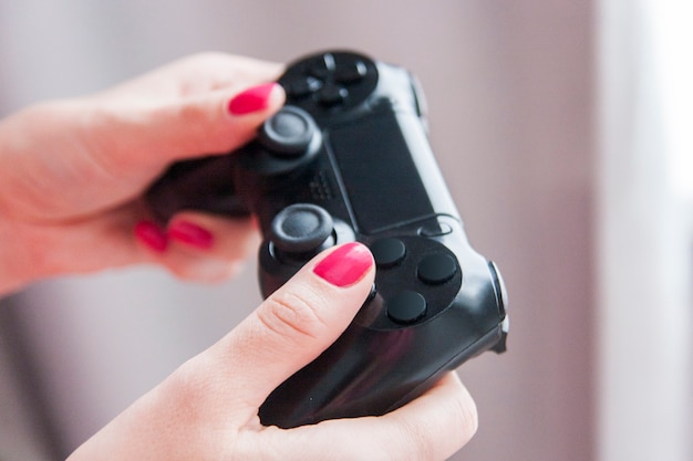 Foto closeup de mãos femininas com gamepad enquanto joga