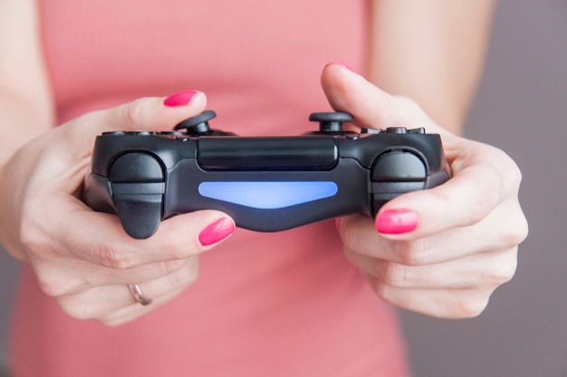 Foto closeup de mãos femininas com gamepad enquanto joga