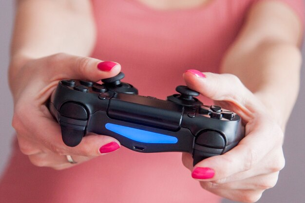 Foto closeup de mãos femininas com gamepad enquanto joga