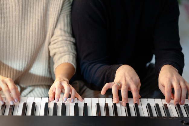 Closeup de mãos tocando piano. conceito de música e hobby