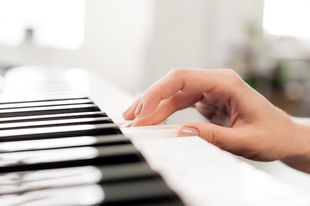 Closeup de mãos tocando piano. Conceito de música e hobby