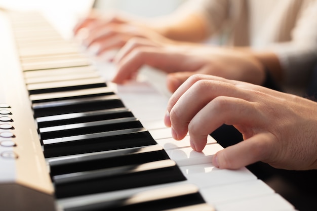 Closeup de mãos tocando piano. Conceito de música e hobby