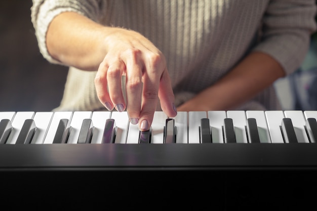 Closeup de mãos tocando piano.