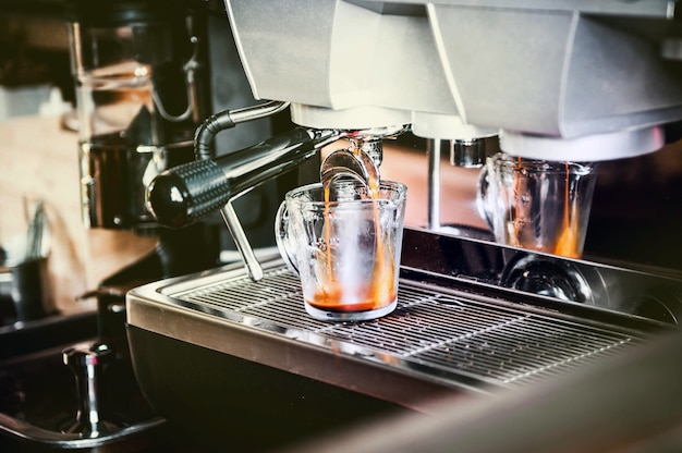 Foto closeup de máquina de café, tornando o processo de café expresso