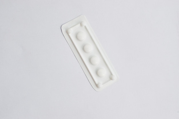 Foto closeup de medicina em pílulas e pílulas em branco vitalidade e conceito de saúde perfeito para ilustrar tratamentos de cuidados médicos farmácia e bem-estar