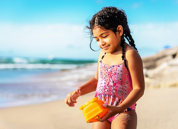 closeup de menina na praia