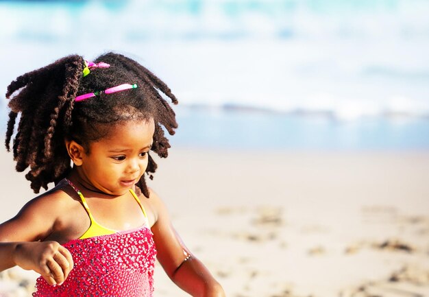 closeup de menina na praia