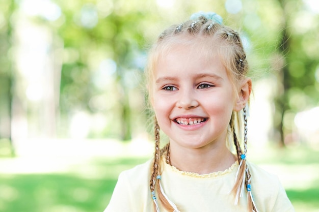 Closeup de menina sorridente