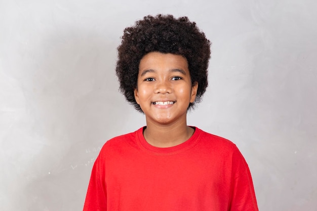 Closeup de menino loiro sorrindo para a câmera Retrato de menino sorrindo em fundo cinza