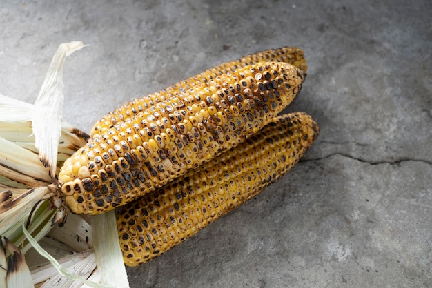 Closeup de milho grelhado em fundo de concreto comida tradicional americana de férias