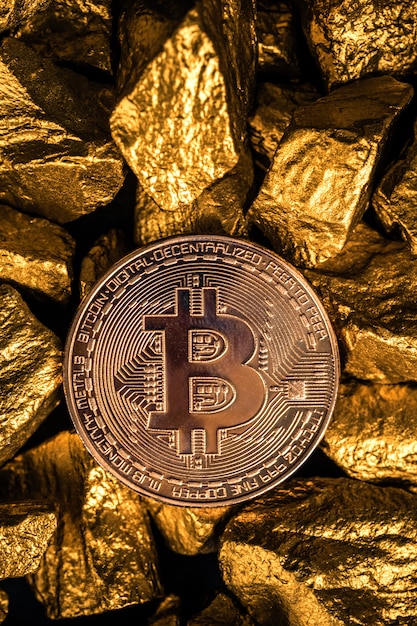 Closeup de moeda digital bitcoin e pepita de ouro ou minério de ouro