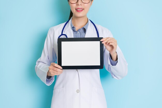 closeup de mostrar um tablet segurando nas mãos por uma médica que tem um smiley bonito.