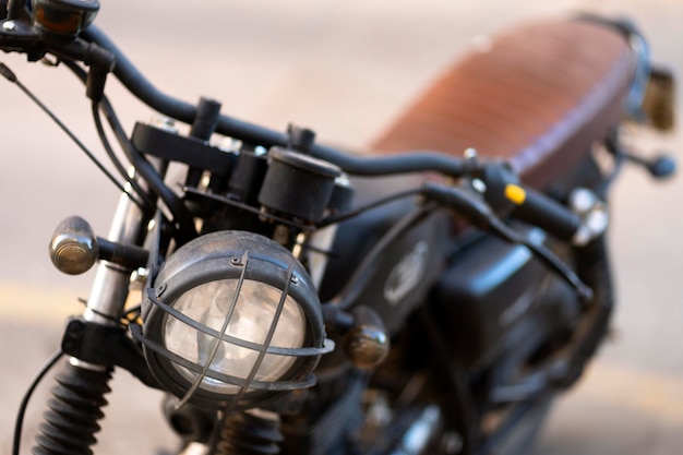 Closeup de motocicleta personalizada preta vintage, foco seletivo