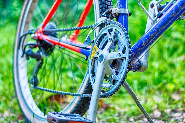 Closeup de mountain bike em um país