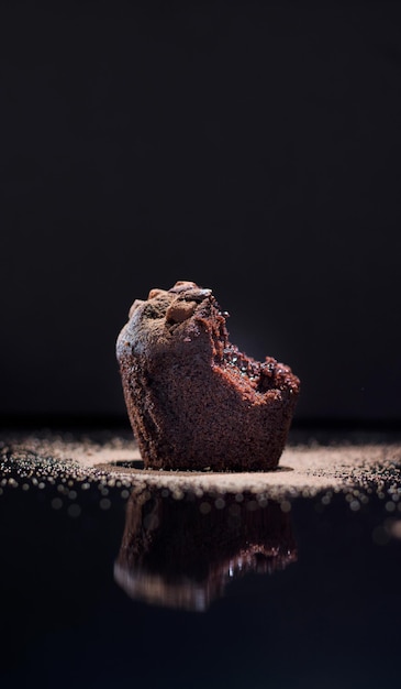 Closeup de muffins de chocolate em um fundo preto