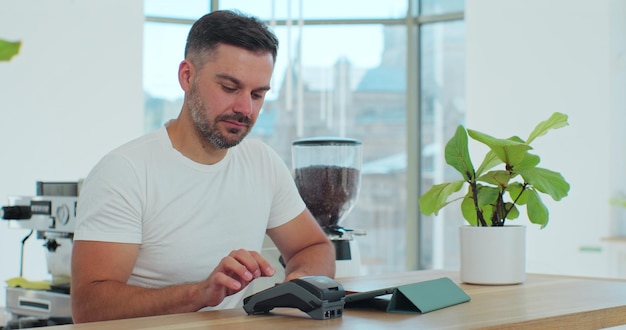 Closeup de mulher caucasiana usando pagamento sem contato com cartão de crédito para café sem fio Tecnologias modernas e conceito de negócio de restaurante