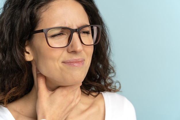 Closeup de mulher doente com amigdalite de garganta inflamada, resfriada, sofrendo de dor ao engolir