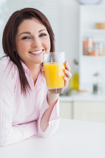 Foto closeup de mulher jovem com suco de laranja