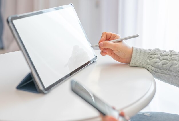 Closeup de mulher trabalhando com caneta e tablet digital conceito de estudo de tecnologia e aprendizagem inteligente Empresária trabalhando em tablet digital