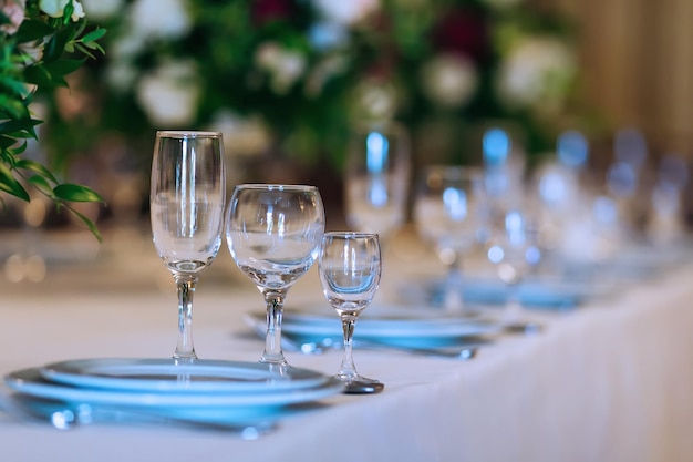 Closeup de óculos transparentes de diferentes formas em uma mesa com uma toalha de mesa branca