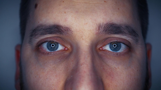 Closeup de olhos verdes com capilares O conceito de oftalmologia e medicina O homem está olhando diretamente para a câmera Olhando diretamente para a lente