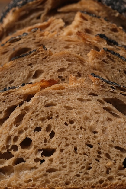 closeup de pão de fermento de centeio rústico fatiado. levedura natural e fermentação.