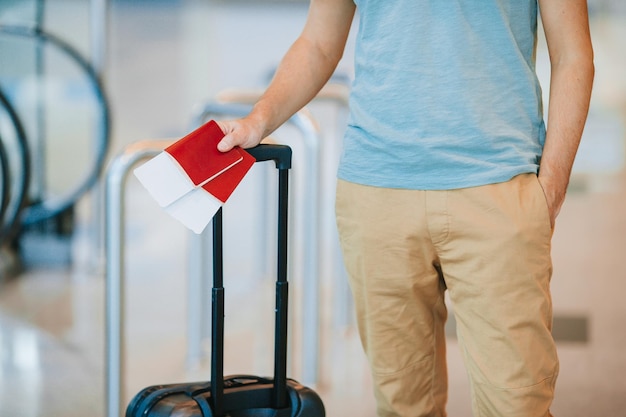 Closeup de passaportes e cartão de embarque em mãos femininas no aeroporto