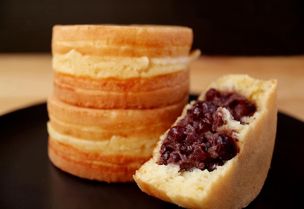 Closeup de pasta de feijão azuki japonesa de dar água na boca (Anko) sobremesa recheada chamada Imagawayaki ou OBanyaki