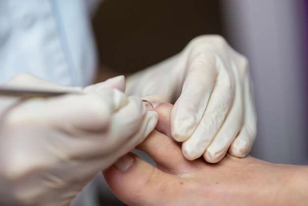 Closeup de pedicure profissional trabalhando