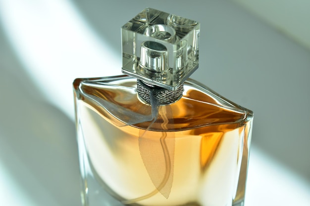 Closeup de perfume em um fundo branco